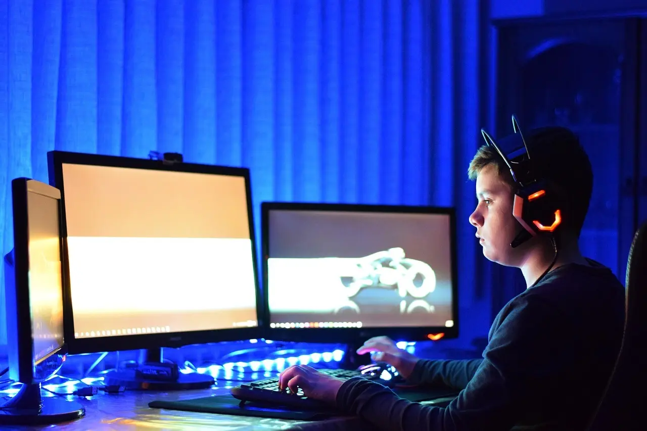 Person der gamer ved flere skærme